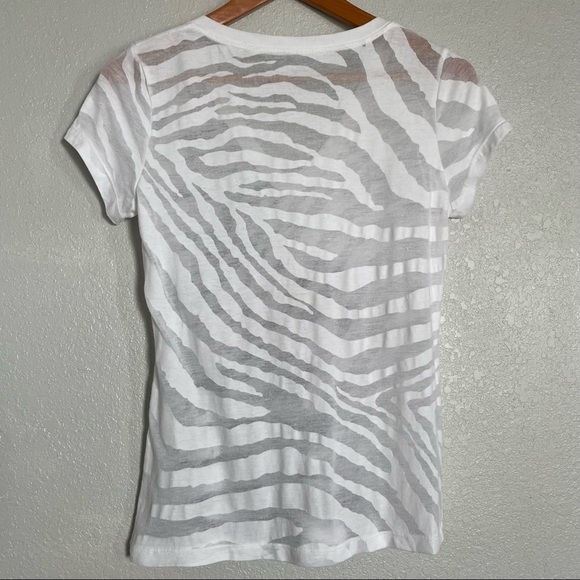 Express - White Zebra Print V-neck Short Sleeve Tee - Size M - Picture 2 of 3